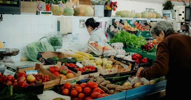 A Senior’s Guide to Grocery Store Discount Days Across the US in 2026